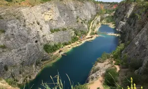 Ein atemberaubender Blick auf den Steinbruch Velká Amerika mit seinen tiefblauen Seen und steilen Felswänden.