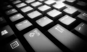 Klawiatura z widocznymi klawiszami Shift i Enter. Idealna do pracy nad nową domeną dev.