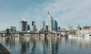 Skyline von Frankfurt am Main mit Mainbrücke und Fluss. Ein schöner Tagesausflug in Hessen.
