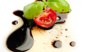 Sos z octu balsamicznego, pomidor i bazylia – idealne połączenie do sałatek i dań głównych. Ocet balsamiczny do czego? Do podkreślenia smaku!
