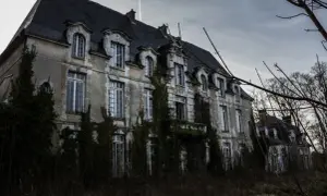 Un grand château envahi par la végétation, un lieu abandonné en Vendée, où le temps semble s'être arrêté.