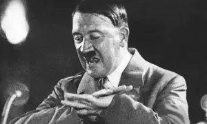Adolf Hitler spricht leidenschaftlich. Wann ist Hitler geboren? Er wurde am 20. April 1889 geboren.