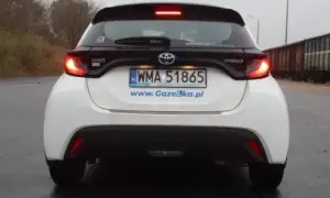 Toyota Yaris: Jedno światło cofania to standard, nie usterka!