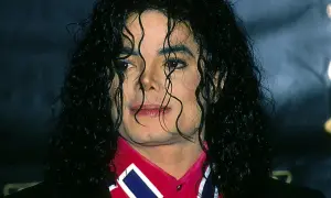Michael Jackson, w którym roku zmarł Michael Jackson? Król Popu z charakterystyczną fryzurą i makijażem.