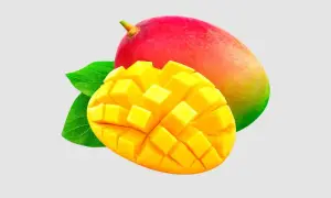 Słodki, soczysty mango dla niemowlaka, pokrojony w kostkę, z zielonymi listkami i całą owocem w tle.
