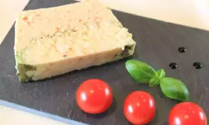 Tranche de terrine de poisson, garnie de tomates cerises, de basilic et de quelques gouttes de sauce. Un délice pour les yeux et les papilles.