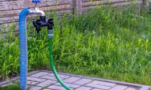 Jak podłączyć wąż ogrodowy do kranu? Każdy typ, bez przecieków!
