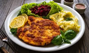 Idealny kotlet schabowy Magdy Gessler: złocisty, chrupiący, z puree, buraczkami i cytryną. Pycha!
