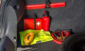 Apteczka, gaśnica, pasy, kamizelka i kable rozruchowe w bagażniku. Upewnij się, że gaśnica jest ważna, by uniknąć mandatu.