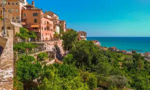 Case colorate a picco sul mare, giardini lussureggianti e scorci mozzafiato: ecco cosa vedere a Grottammare, un gioiello marchigiano.