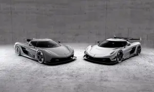 Dwa lśniące Koenigsegg Jesko, jeden szary, drugi srebrny, stoją obok siebie na betonowym tle.