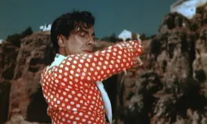 Un hombre con camisa de lunares rojos y blancos, bailando con pasión. Su gesto evoca la fuerza de la contrahecha.