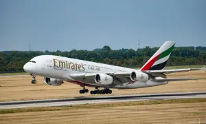 Emirates A380 z bagażem rejestrowanym startuje z pasa.