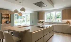 Cocina moderna y luminosa, ideal para reformar una cocina con estilo. Isla central con encimera de cuarzo y detalles de madera.