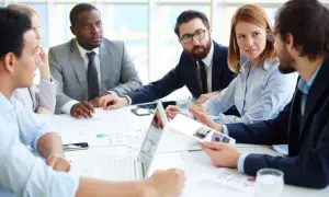 Zespół dyskutuje o wynikach. Pytanie "absolutorium co to" pojawia się w kontekście analizy danych.