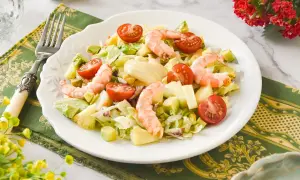 Ensalada tropical con camarones, aguacate, piña y tomates cherry. Un festín de sabores frescos y vibrantes.