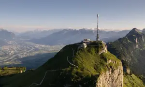 Der Weg zur Spitze des Hohen Kastens, ein lohnendes Ziel für jede **hoher kasten wanderung**, führt vorbei an einem Funkmast und bietet atemberaubende Ausblicke auf das Rheintal.