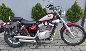 Yamaha Virago 125 dane techniczne: czerwony motocykl z sakwami, chromowanymi elementami i dwucylindrowym silnikiem V.