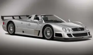 Un Mercedes CLK GTR plateado, un coche de ensueño. Su precio es elevado, pero su diseño es icónico.