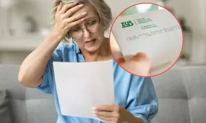 Zmartwiona kobieta trzyma pismo z ZUS. Czy 300 plus do jakiego wieku to dla niej problem?