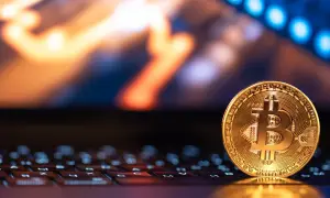 Złoty Bitcoin na klawiaturze, symbolizujący świat kryptowalut. Co to jest i jak działa?
