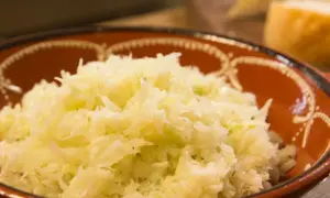 Ein rustikaler griechischer Krautsalat in einer Terrakotta-Schale, appetitlich und frisch zubereitet.