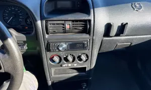 Instrumentpanel i Opel Vectra. Vanliga fel kan inkludera problem med instrumentbelysning eller klimatanläggning.