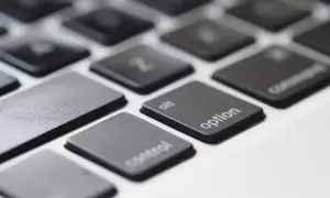 Zbliżenie na klawiaturę laptopa, widoczne klawisze "control", "alt", "option" i "command". Klawisz spacji jest pusty.