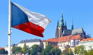 Flaga Czech powiewa na tle praskiego zamku, symbolu tego, z czego słyną Czechy: historii, architektury i pięknych widoków.