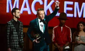 Macklemore odbiera nagrodę Grammy: najlepszy debiutujący artysta. Obok niego stoją Lewis Hamilton, Pharrell Williams i Anna Kendrick.