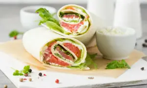Dwa pyszne wrapy z łososiem, serkiem i sałatą. Idealna tortilla na zimno na szybki lunch.