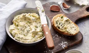 Knoblauchbutter rezept: cremige Butter mit Kräutern und Knoblauch, auf Brot gestrichen. Perfekt für Baguette!