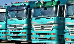 Varios camiones Mercedes-Benz Actros turquesas en fila. ¿Cuántos litros de aceite lleva un camión? Depende del modelo, pero estos gigantes pueden necesitar entre 20 y 40 litros.