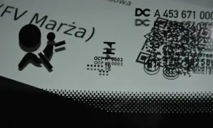 Gdzie dokładnie znajduje się data na pasach bezpieczeństwa i dlaczego to ważne?