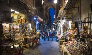 Via San Biagio dei Librai a Napoli, un vicolo pieno di botteghe che vendono splendidi presepi e artigianato locale.