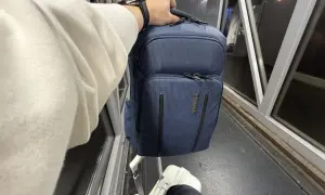 Idealny plecak do Ryanair, podróżny, granatowy, z logo Thule, gotowy na lot.