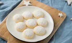 Zarte Butterkekse, bestäubt mit Puderzucker, warten auf das nächste Butterkekse Rezept.
