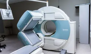 Nowoczesny aparat do badań SPECT-CT. W przeciwieństwie do rezonansu magnetycznego, nie wymaga on metalowego drutu retencyjnego.