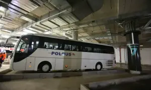 Biały autokar Polbus PKS na stanowisku 7. Sprawdź rozkład jazdy busów z Legnicy do Lubina.