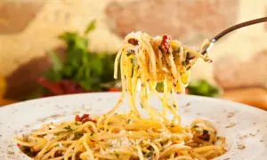 Pyszne spaghetti z suszonymi pomidorami i ziołami. Idealne, by dowiedzieć się, czym doprawić spaghetti.