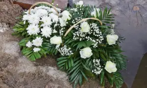 Jak zrobić stroik na cmentarz z żywych kwiatów, który przetrwa dłużej