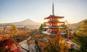 Ein Pagoden-Tempel mit Blick auf den Fuji-san, ein ikonisches Bild von Asien im Juni, umgeben von Herbstlaub.