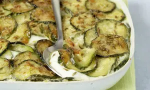 Un gratin de courgettes de mamie, une tuerie ! Des rondelles de courgettes dorées, nappées d'une sauce crémeuse et parsemées de graines de cumin.