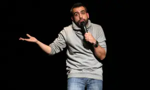 Stand-up: Co to jest i czym różni się od kabaretu? Poznaj fenomen!