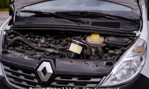 Moteur de Renault Master 3 2.3 dCi ouvert, montrant le **changement filtre à gasoil** en cours. Le nouveau filtre est visible.