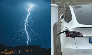 En vit elbil laddas vid en laddstation medan ett kraftigt blixtnedslag lyser upp himlen.