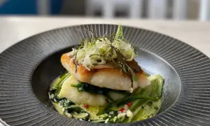 Smażony filet rybny z puree ziemniaczanym i zielonymi warzywami w sosie.