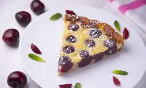 Une part de clafoutis aux cerises, saupoudrée de sucre glace, comme le ferait Cyril Lignac.