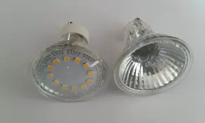 Eine Halogenlampe neben einer modernen LED-Lampe. Probleme beim Halogen durch LED ersetzen sind oft die Kompatibilität.