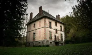 Maison abandonnée, parfaite pour une exploration urbex à Clermont-Ferrand. Le temps s'est arrêté dans ce lieu chargé d'histoire.